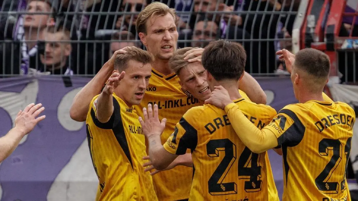 VfL Osnabrück - Dynamo Dresden: 10.10.2026, Niedersachsen, Osnabrück: Fußball, Männer: 2. Bundesliga, VfL Osnabrück - Dynamo Dresden, 7. Spieltag, Stadion an der Bremer Brücke. Niklas Hauptmann (M,l, SG Dynamo Dresden) bejubelt seinen Treffer zum 0:1 mit seinen Mannschaftskollegen. (zu dpa: «Wieder kein Sieg: Dynamo Dresden nur 1:1 beim VfL Osnabrück») Foto: David Ebener/dpa - WICHTIGER HINWEIS: Gemäß den Vorgaben der Bundesliga bzw. des DFB Deutscher Fußball-Bund ist es untersagt, in dem Stadion und/oder vom Spiel angefertigte Fotoaufnahmen in Form von Sequenzbildern und/oder videoähnlichen Fotostrecken zu verwerten bzw. verwerten zu lassen. +++ dpa-Bildfunk +++