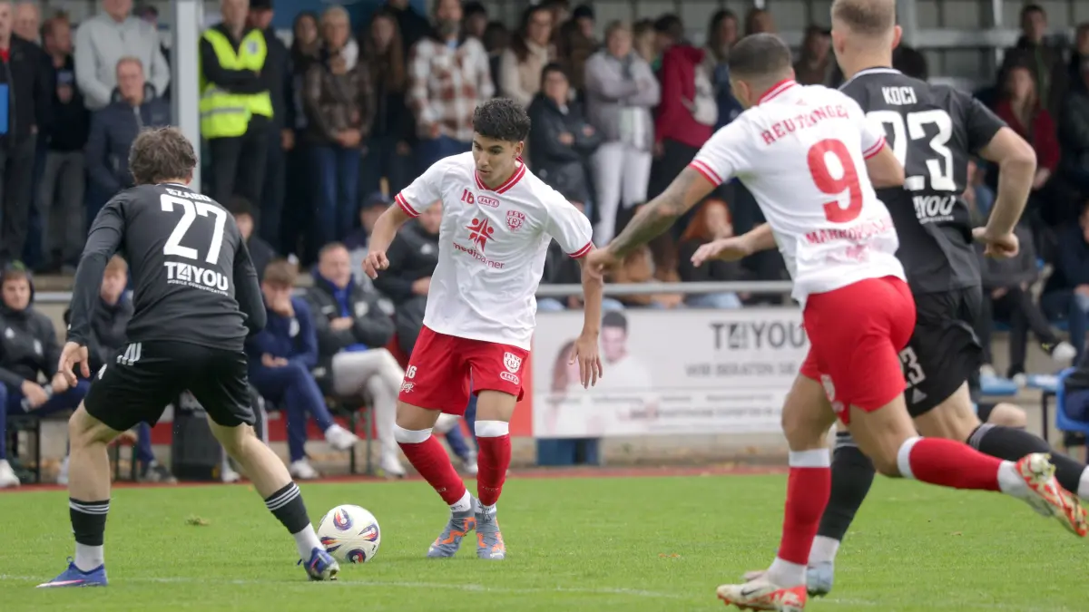 Fussball OL | TSV Essingen vs. SSV Reutlingen: Fussball OL | TSV Essingen (schwarz) vs. SSV Reutlingen (weiss) // 2026-10-10 // Foto: JoBaur //