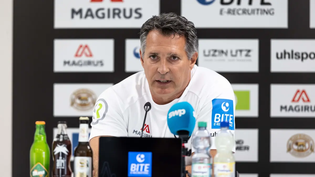 SSV Ulm 1846 Fußball vs. Eintracht Frankfurt II, Fussball, Regionalliga Südwest, 11. Spieltag, Donaustadion Ulm 10.10.26: PK Pressekonferenz nach Spielende Freisteller Einzelbild Portrait Porträt Alois Schwartz (SSV Ulm 1846 Fussball, Trainer und sportlicher Leiter)
SSV Ulm 1846 Fußball vs. Eintracht Frankfurt II, Fussball, Regionalliga Südwest, 11. Spieltag, Donaustadion Ulm 10.10.26
Foto: Eibner-Pressefoto/Lucca Fundel