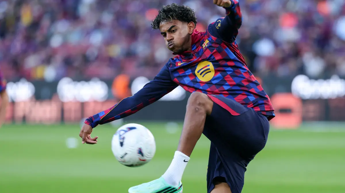 FBL-ESP-LIGA-BARCELONA-GETAFE: Barcelona's Spanish forward #10 Lamine Yamal warms up before the Spanish league football match between FC Barcelona and Getafe CF at Camp Nou Stadium in Barcelona on October 10, 2026. (Photo by Lluis GENE / AFP)