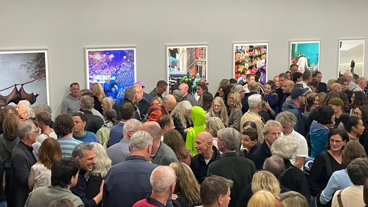 Wohl selten war es so voll in der Kunsthalle wie am Freitagabend bei der Eidinger-Vernissage. Bei der Gestalt mit neongrünem Gewand handelt es sich übrigens um keinen Besucher, sondern um eine Skulptur des Künstlers Erwin Wurm.