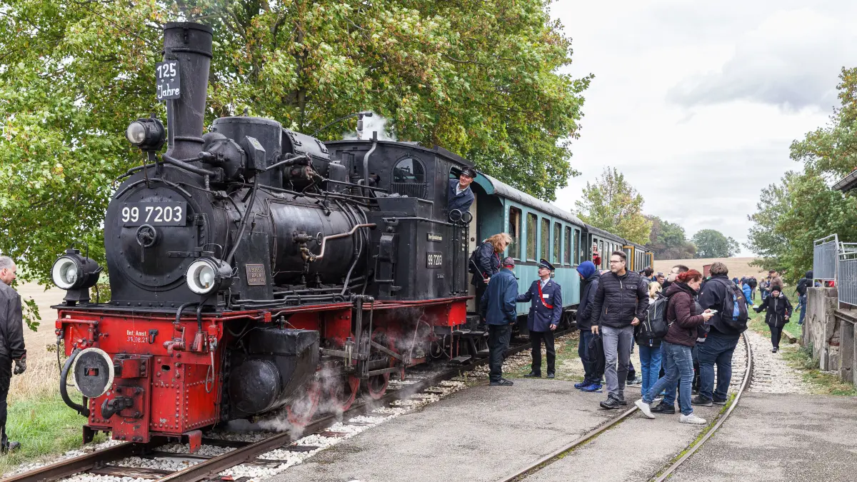 125 Jahre Schmalspurbahn Amstetten-Oppingen; Ankunft am Bahnhof Oppingen;Ankunft der Schmalspurbahn Amstetten-Oppingen am Bahnhof in Oppingen: Das Jubiläum zum 125-jährigen Bestehen wurde am Wochenende groß gefeiert. Viele Menschen feierten mit und tauchten ein in die Eisenbahngeschichte auf der Alb.