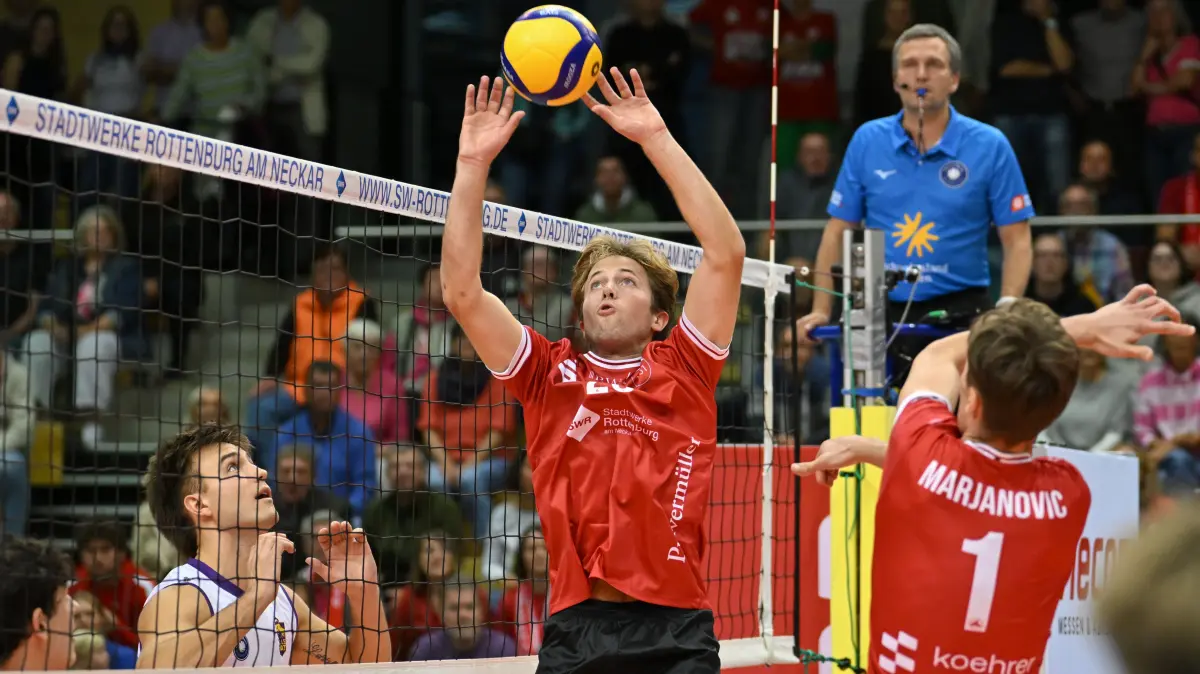 GER, TV Rottenburg vs. cerebricks VOLLEY GOATS Mitteldutschland, Volleyball, DVV Pokal, Spielzeit 2026/2027, 10.10.2026: Theoren Brouillette (TV Rottenburg, #23). rechts Dominik Marjanovic (TV Rottenburg, #01)
GER, TV Rottenburg vs. cerebricks VOLLEY GOATS Mitteldutschland, Volleyball, DVV Pokal, Spielzeit 2026/2027, 10.10.2026
Foto: Eibner-Pressefoto/Ralph Kunze