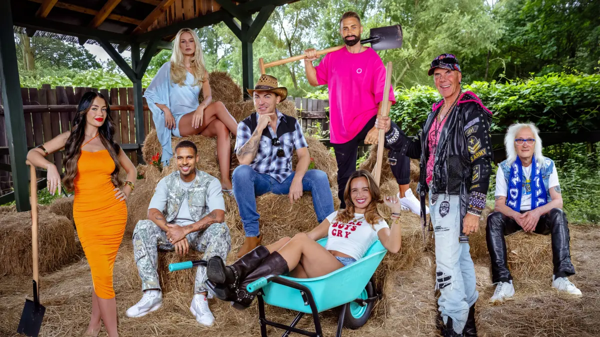 In der Show „Der Promihof“ leben bekannte Realitystars auf einem Bauernhof zusammen.