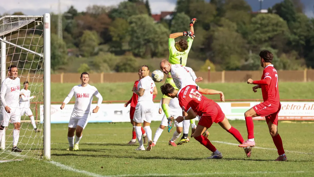 GER, Spfr Dusslingen I vs. SV Nehren II, Fussball, Kreisliga A3 - Herren, 9. Spieltag, Spielzeit 2026/2027, 11.10.2026: David Mijatovic (Spfr Dusslingen I, #15) mit einer Kopfballchance
GER, Spfr Dusslingen I vs. SV Nehren II, Fussball, Kreisliga A3 - Herren, 9. Spieltag, Spielzeit 2026/2027, 11.10.2026
Foto: Eibner-Pressefoto/Soeren Herweg