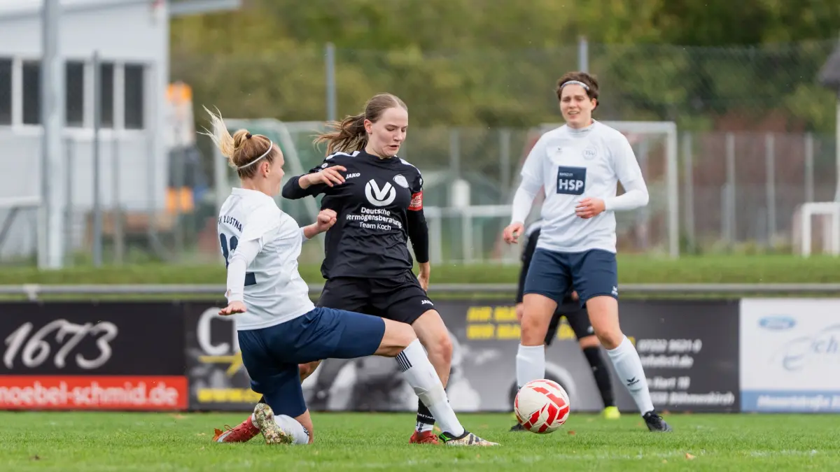1.FC Donzdorf vs. TSV Lustnau, Fussball, Frauen Verbandsliga, Baden-Wuerttemberg, 5. Spieltag, 11.10.2026: Lena Paukert (1.FC Donzdorf, #12) und Anna Gutsmiedl (TSV Lustnau, #22),
1.FC Donzdorf vs. TSV Lustnau, Fussball, Frauen Verbandsliga, Baden-Wuerttemberg, 5. Spieltag, 11.10.2026,
Foto: MaxMedia-Productions/Max Vogel