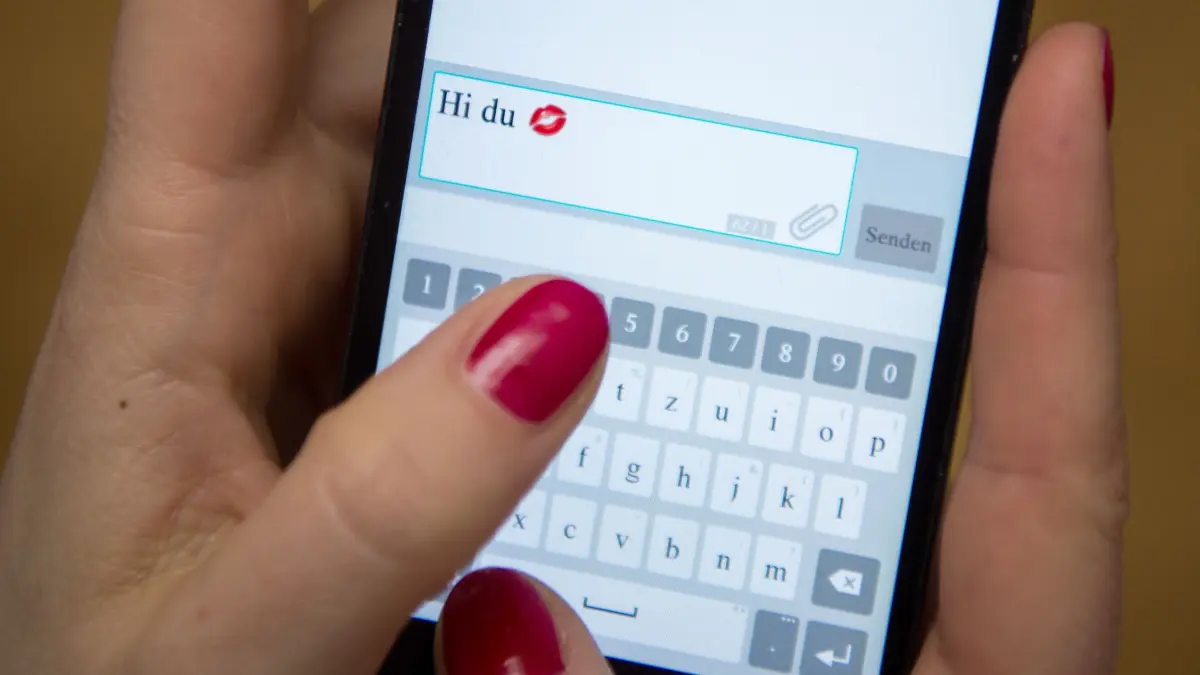 Cybergrooming: ARCHIV - 28.03.2017, NA, Berlin: ILLUSTRATION - Eine junge Frau tippt auf einem Smartphone eine Nachricht. Das Smartphone ist bei den meisten Jugendlichen immer dabei - auch beim Entdecken der eigenen Sexualität. Dies erhöht das Risiko, Opfer und Täter zu werden. (zu dpa: «Cybergrooming: Ermittler warnen vor Massenphänomen im Netz») Foto: Sebastian Gollnow/dpa +++ dpa-Bildfunk +++