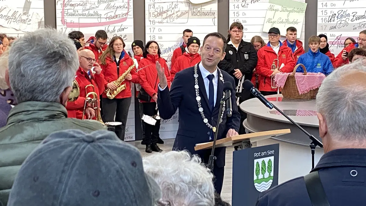 „Das größte und wichtigste Fest im Hohenloher Raum, die Muswiese, öffnet wieder ihre Tore“: Bürgermeister Dr. Sebastian Kampe eröffnet am Sonntagmorgen am Gemeindestand die Gewerbe- und Landwirtschaftsausstellung sowie den Jahrmarkt