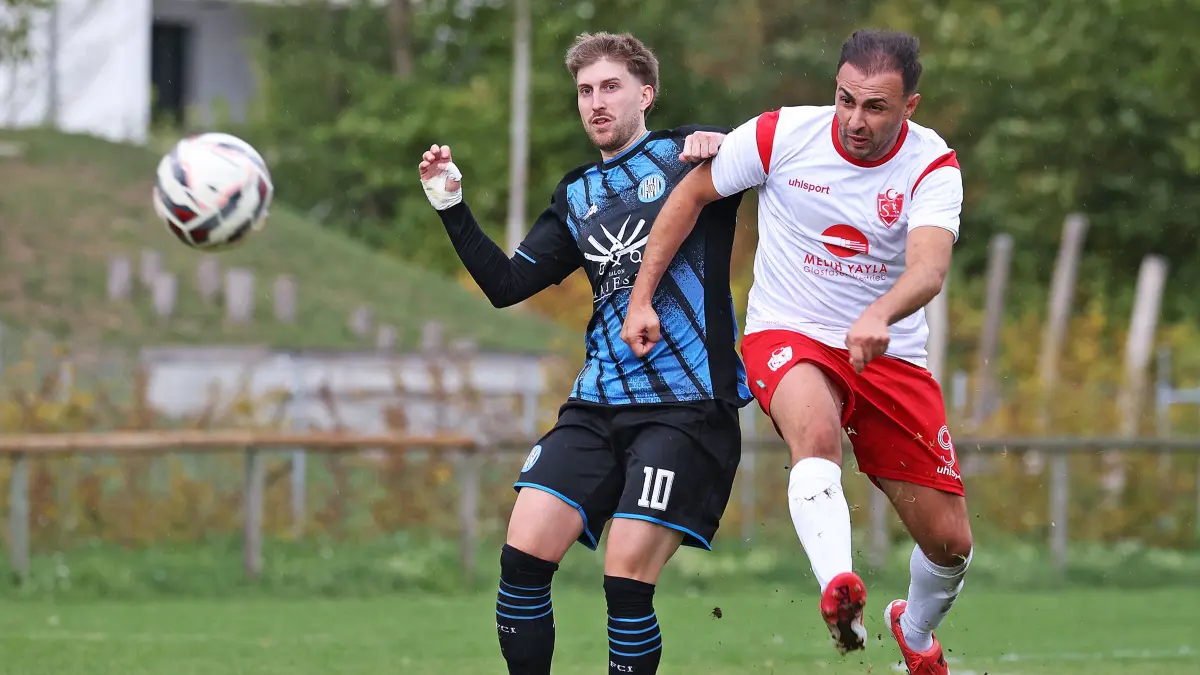 Fußball, Donau/Iller, Kreisliga B3, TSV Senden gegen FC Illerkirchberg, Marco Lapomarda gegen Firat Ciftci (rechts)