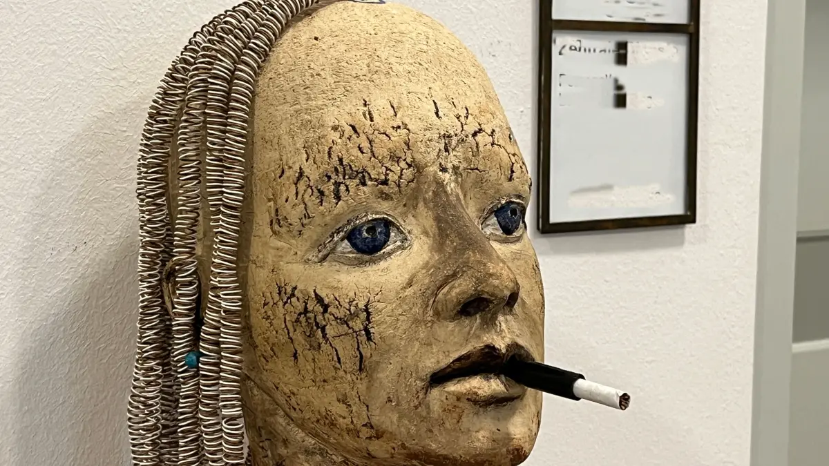 Eine kreative Jahreusschau: Zum Motto "Feuerpferd" passt auch Zigarettenrauch. Im weitesten Sinne.