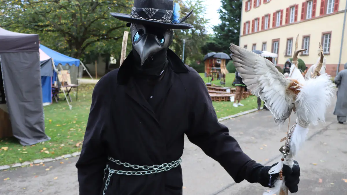 Behandlung gefällig? Ein Pestdoktor fand seinen Weg zum Fest.
