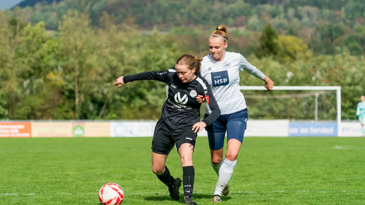 1.FC Donzdorf vs. TSV Lustnau, Fussball, Frauen Verbandsliga, Baden-Wuerttemberg, 5. Spieltag, 11.10.2026: Celine Weinhold (1.FC Donzdorf, #16) und Anna Gutsmiedl (TSV Lustnau, #22),
1.FC Donzdorf vs. TSV Lustnau, Fussball, Frauen Verbandsliga, Baden-Wuerttemberg, 5. Spieltag, 11.10.2026,
Foto: MaxMedia-Productions/Max Vogel