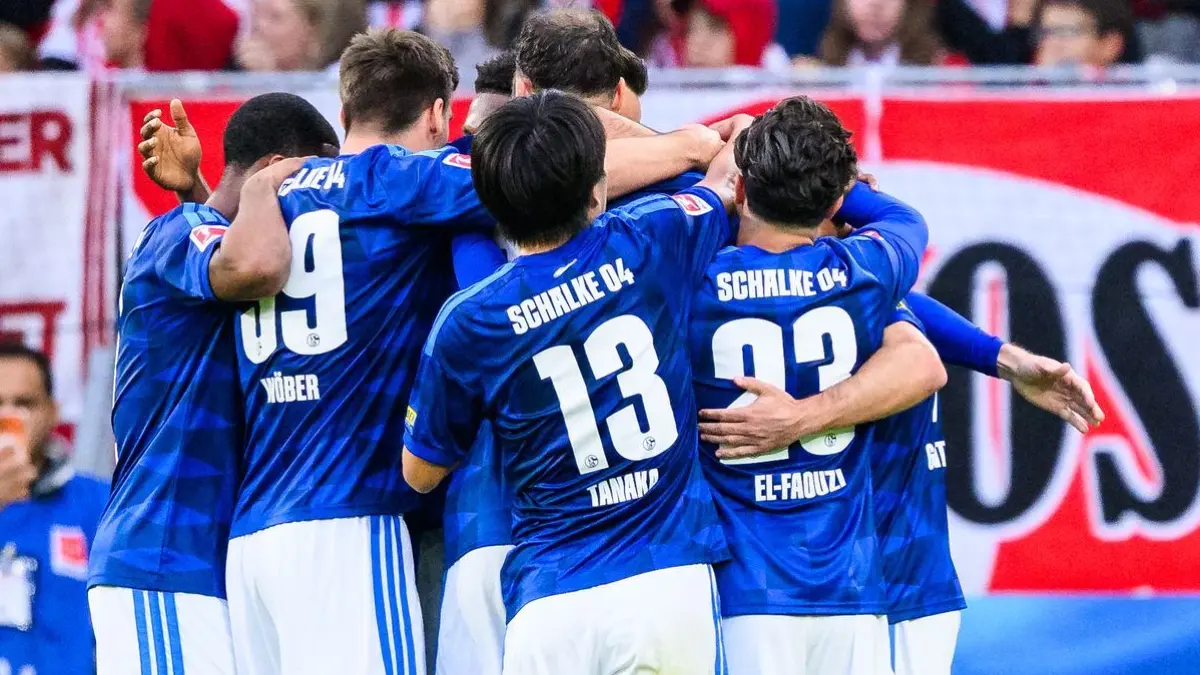 SC Freiburg - FC Schalke 04: 11.10.2026, Baden-Württemberg, Freiburg im Breisgau: Fußball, Männer: Bundesliga, SC Freiburg - FC Schalke 04, 5. Spieltag, Europa-Park Stadion, Adrian Gantenbein (FC Schalke 04) jubelt nach seinem Tor zum 1:1 mit der Mannschaft. Foto: Tom Weller/dpa +++ dpa-Bildfunk +++