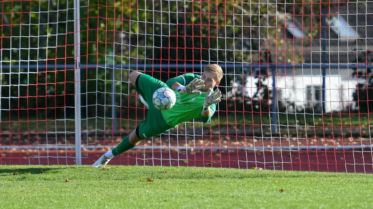GER, FC Rottenburg vs. TSV Berg, Fussball, Verbandsliga - Herren, 9. Spieltag, Spielzeit 2026/2027, 10.10.2026: Julian Haefner (FC Rottenburg, #26) haelt Elfmeter
GER, FC Rottenburg vs. TSV Berg, Fussball, Verbandsliga - Herren, 9. Spieltag, Spielzeit 2026/2027, 10.10.2026
Foto: Eibner-Pressefoto/Ralph Kunze