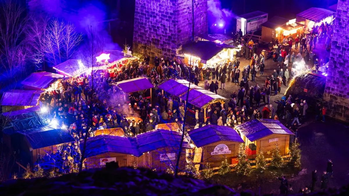 Weihnachtsmarkt Ravennaschlucht: Menschen stehen auf dem Weihnachtsmarkt in der Ravennaschlucht zwischen den Ständen und Buden. (zu dpa: «Ravennaschlucht: 100.000 Tickets für den Weihnachtsmarkt»)