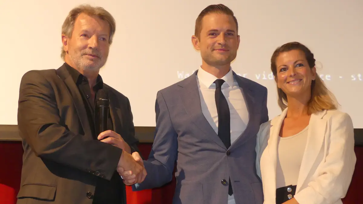 Denis Janzen umrahmt von seiner Frau und Matthias Bäcker.