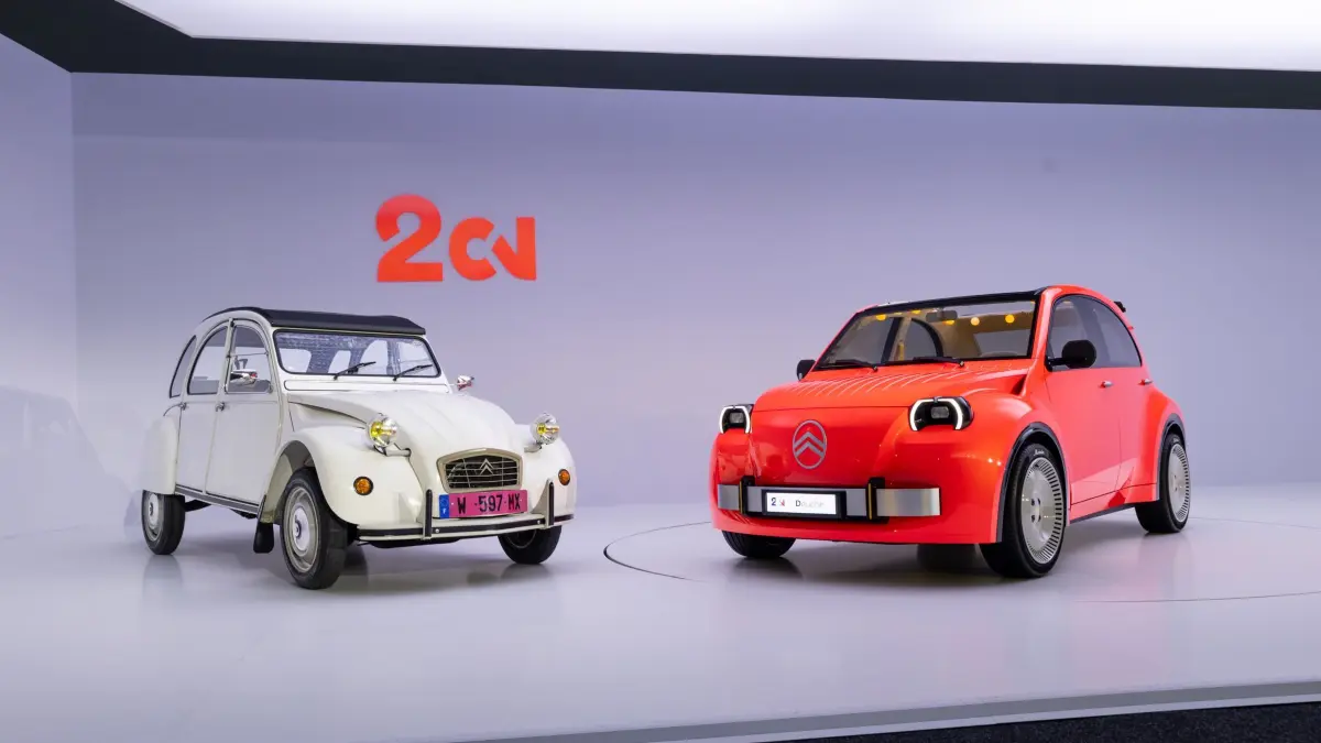 Die alte Ente und die Studie 2CV von Citroën: Retro fürs elektrische Zeitalter: Faltdach und Revolverschaltung erinnern bei Citroëns neuer 2CV-Studie (rechts) an die alte Ente (links). (zu dpa: «Citroën bereitet Comeback der Ente vor»)