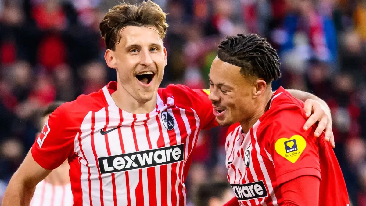 SC Freiburg - FC Schalke 04: 11.10.2026, Baden-Württemberg, Freiburg im Breisgau: Fußball, Männer: Bundesliga, SC Freiburg - FC Schalke 04, 5. Spieltag, Europa-Park Stadion, Maximilian Eggestein (l, SC Freiburg) jubelt nach seinem Tor zum 1:0 mit Derry Scherhant (r, SC Freiburg). Foto: Tom Weller/dpa - WICHTIGER HINWEIS: Gemäß den Vorgaben der Bundesliga bzw. des DFB Deutscher Fußball-Bund ist es untersagt, in dem Stadion und/oder vom Spiel angefertigte Fotoaufnahmen in Form von Sequenzbildern und/oder videoähnlichen Fotostrecken zu verwerten bzw. verwerten zu lassen. +++ dpa-Bildfunk +++