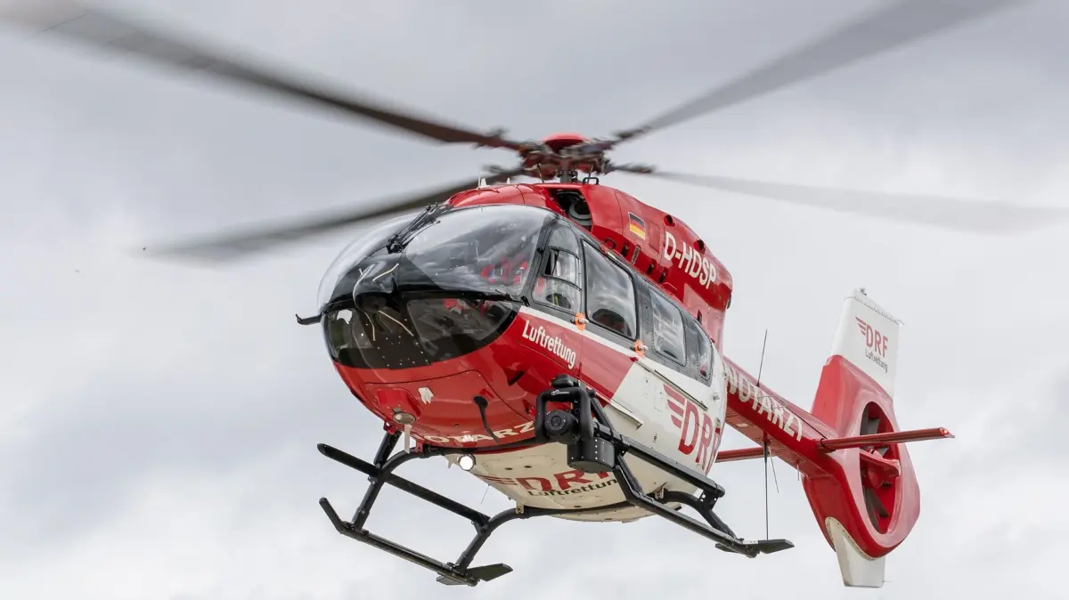 Rettungshubschrauber: Ein Rettungshubschrauber fliegt einen Einsatz. (zu dpa: «Auto durchschlägt Leitplanke - 19-Jähriger schwer verletzt»)