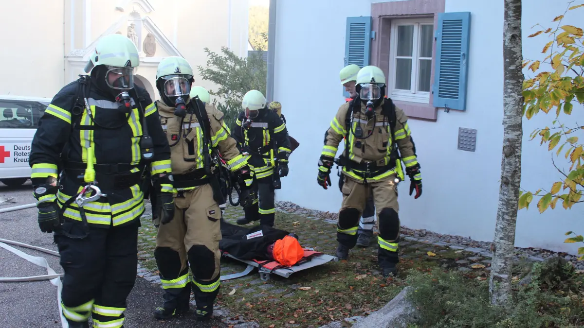 Unter Atemschutz drangen die Feuerwehrleute in das Gemeindehaus vor, um eingeschlossene Personen zu retten.