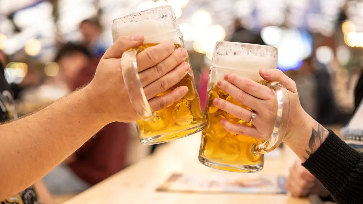 Abschluss 179. Cannstatter Volksfest: 11.10.2026, Baden-Württemberg, Stuttgart: Ein Mann und eine Frau stoßen beim 179. Cannstatter Volksfest im Festzelt von Fürstenberg mit zwei Maß Bier an. Der Wasen ist nach dem Münchner Oktoberfest das zweitgrößte Volksfest in Deutschland. Foto: Silas Stein/dpa +++ dpa-Bildfunk +++