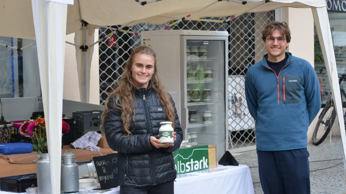 Mona Günder ist Inhaberin des Joghurt-Herstellers "Albstark". Am Samstag verkaufte sie mit ihrem Freund Marco Both.