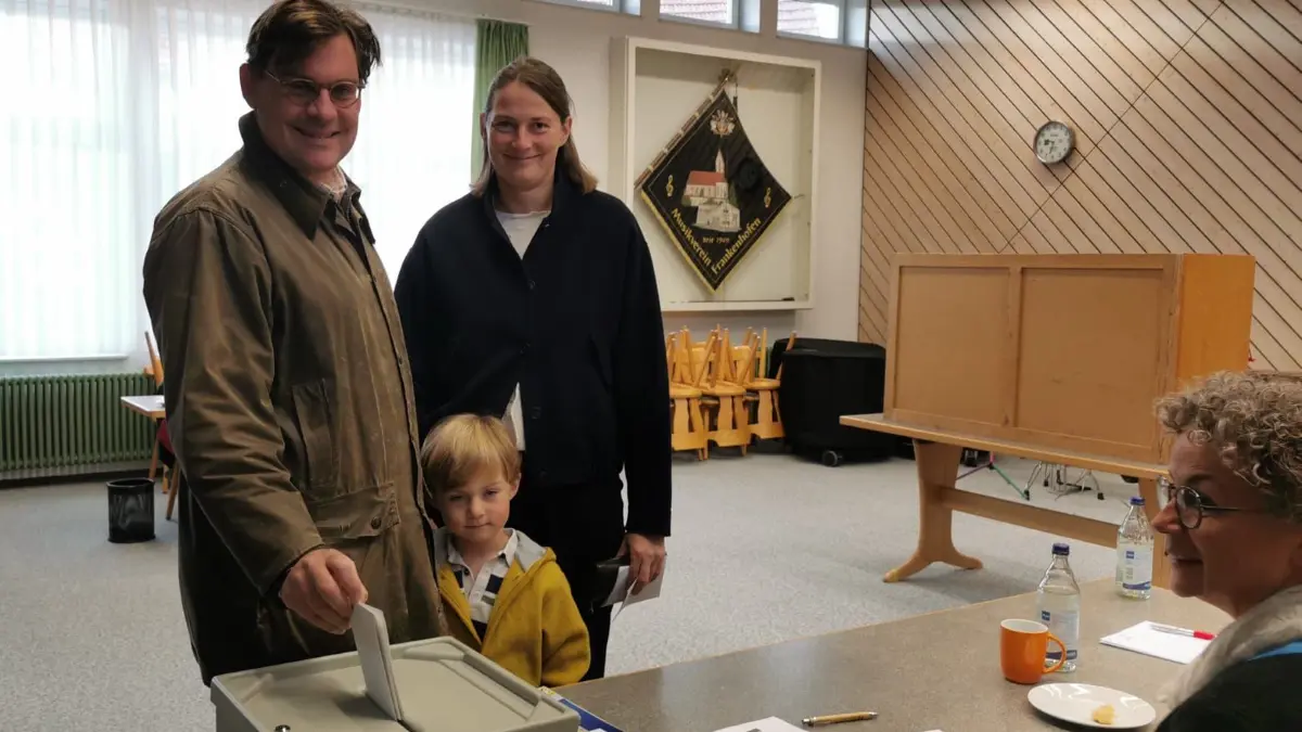 In Frankenhofen ging OB-Kandidat Christoph Lang mit seiner Frau Johanna und Sohn Johann schon am Vormittag an die Wahlurne.