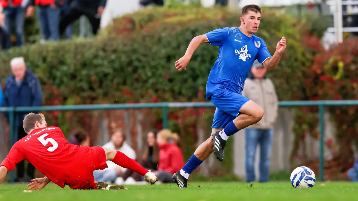 GER, TSV Gomaringen vs. TSV Ofterdingen, Fussball, Bezirksliga - Herren, 11. Spieltag, Spielzeit 2026/2027, 11.10.2026: Lucas Schreijaeg (TSV Ofterdingen, #5) versucht Lino Temme (TSV Gomaringen, #8) aufzuhalten
GER, TSV Gomaringen vs. TSV Ofterdingen, Fussball, Bezirksliga - Herren, 11. Spieltag, Spielzeit 2026/2027, 11.10.2026
Foto: Eibner-Pressefoto/Soeren Herweg