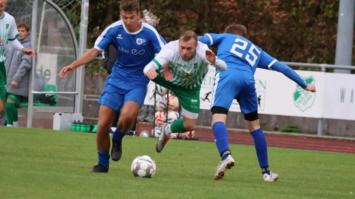 GER, SV Huelben vs. SGM Dettingen/Glems II, Fussball, Kreisliga A1 - Herren, 9. Spieltag, Spielzeit 2026/2027, 11.10.2026: Christian Locher (SV Hülben, #11) wird von Simon Müller (SGM Dettingen/Glems 2, #25) zu Fall gebracht
GER, SV Huelben vs. SGM Dettingen/Glems II, Fussball, Kreisliga A1 - Herren, 9. Spieltag, Spielzeit 2026/2027, 11.10.2026
Foto: Eibner-Pressefoto/Schubert Noah