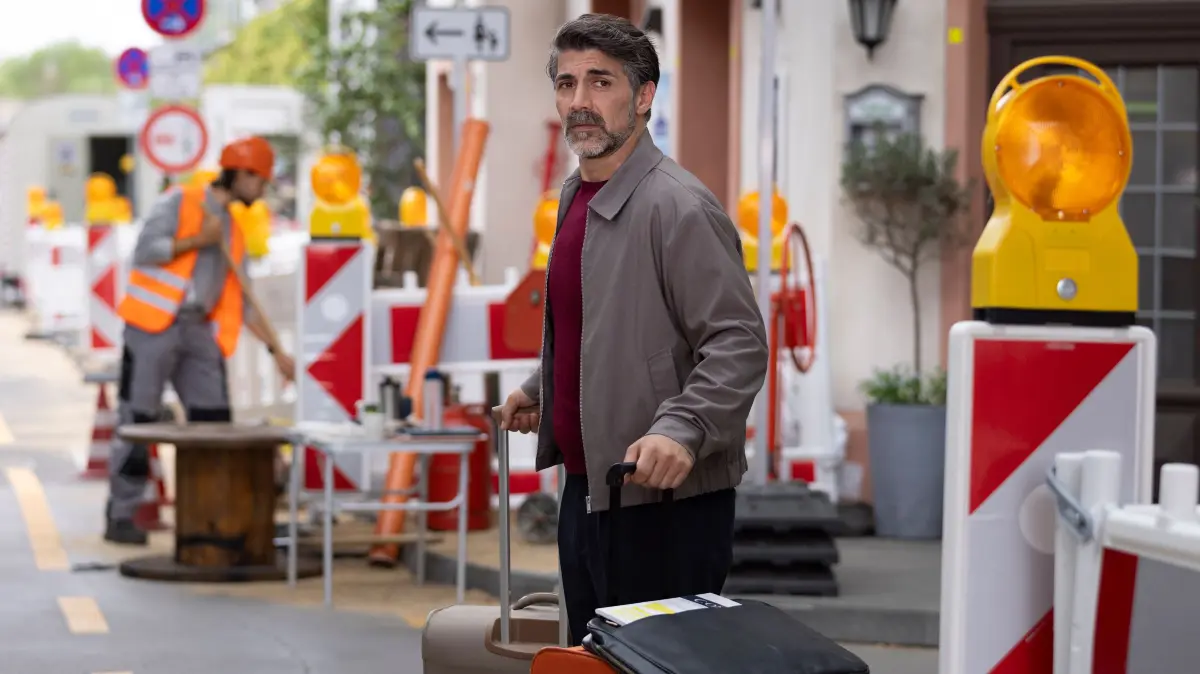 Ferhat (Harun Yildirim) verabschiedet sich von der Schillerallee.