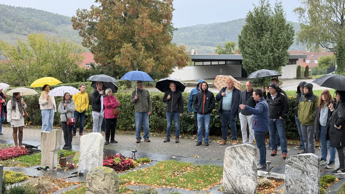 Ortsbaumeister Jürgen Dieringer erklärt, für welchen Bereich das künftige Baumurnenfeld angedacht ist.