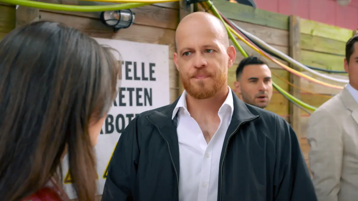 Tobias (Patrick Müller, M.) wird ausgerechnet von seiner Schwester wieder in den Widerstandskampf hineingezogen. Links Marie (Maira Kellers, Rückansicht)