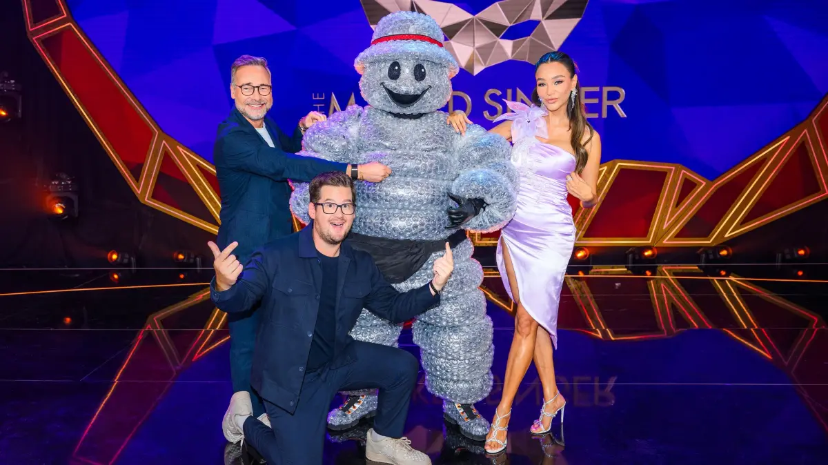 Chris Tall (unten) und Verona Pooth sind das feste Rateteam von „The Masked Singer“ 2026.