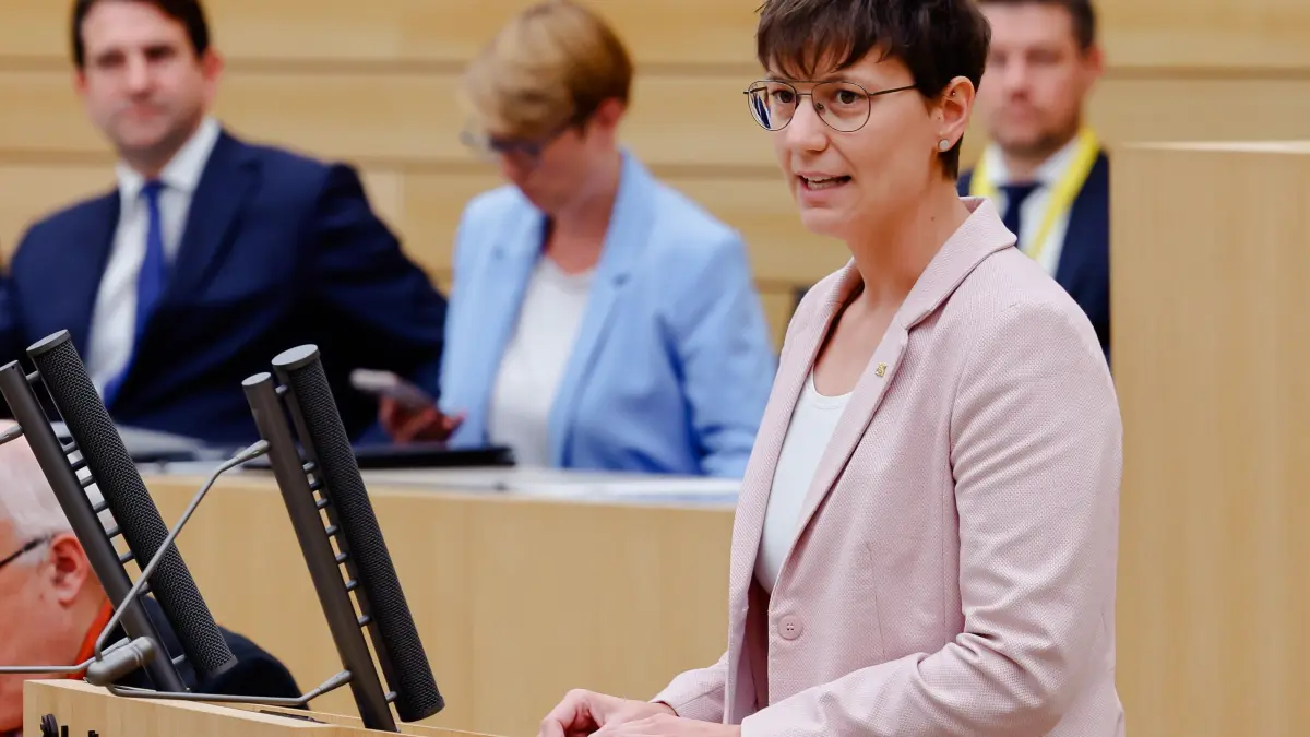 Landtagsabgeordnete Lea Geldner macht sich für eines der zentralen Wahlversprechen von Grünen und CDU stark: Das letzte Kindergartenjahr soll in Baden-Württemberg kostenlos und verbindlich werden. Derzeit laufen Haushaltsberatungen.