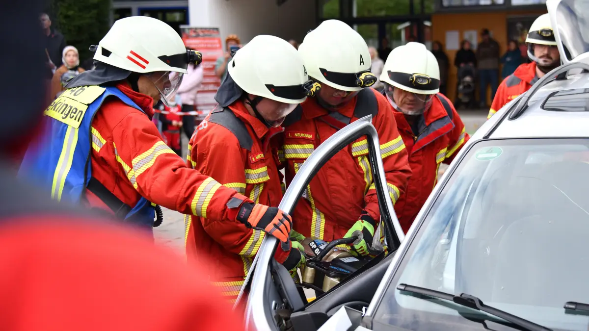 Bei ihrer diesjährigen Hauptübung zeigte die Feuerwehr Munderkingen, wie sie nach einem schweren Verkehrsunfall technische Hilfe leistet. Dazu war schweres Gerät gefragt.