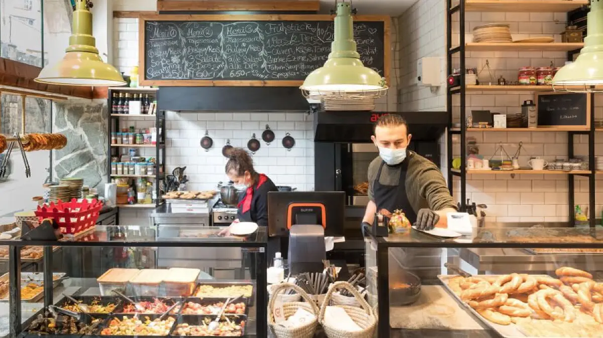 Die Bäckerei Ada in der Mühlstraße mit Inhaber Sedat Yalcin (vorne) und Köchin Filiz Akyol mit dem Händchen für Kräuter.