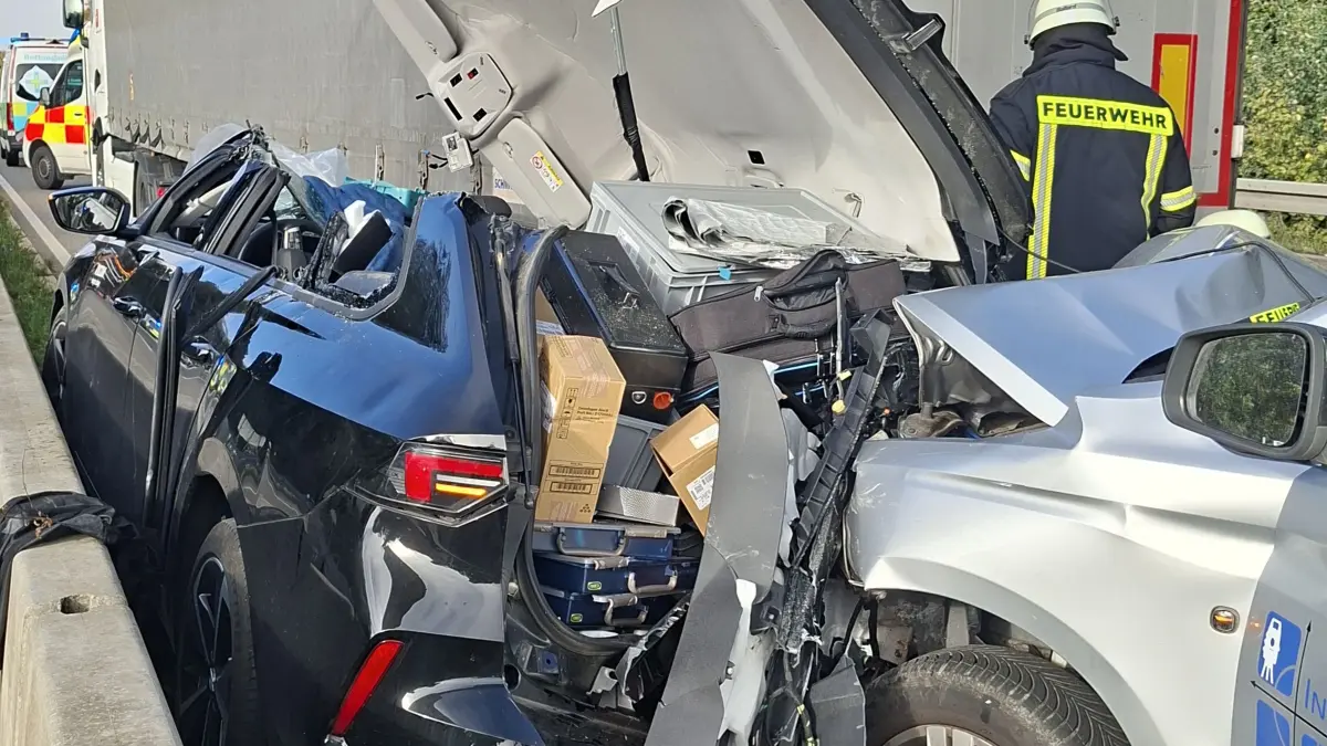 Ein Pkw war zwischen dem Laster und der Leitplanke verkeilt. Der Fahrer musste gerettet werden.