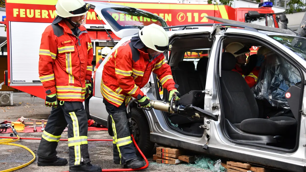 Bei ihrer diesjährigen Hauptübung zeigte die Feuerwehr Munderkingen, wie sie nach einem schweren Verkehrsunfall technische Hilfe leistet. Dazu war schweres Gerät gefragt.