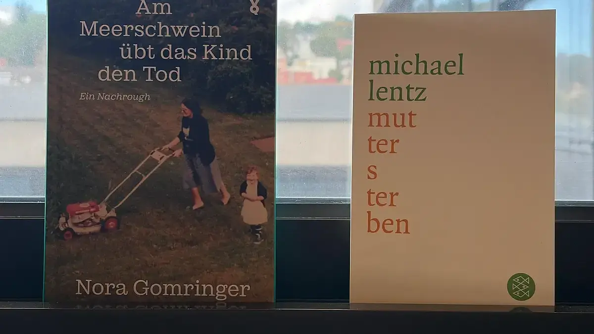 Und das sind sie, die beiden Bücher, die demnächst als gemeinschaftlicher Besitz von Hand zu Hand gehen sollen. Zur Förderung der schwächelnden Lesekultur am Ende auch als perfekte Vorbereitung für die Poetikdozentur im November.