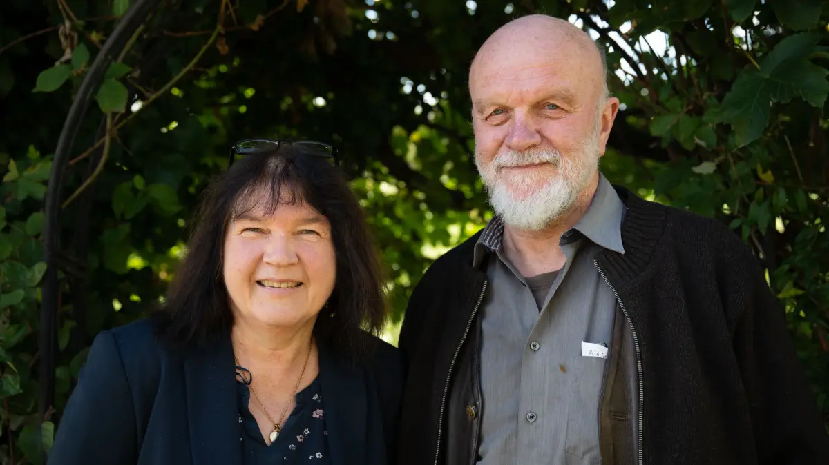 Dietmar Nill und Susanne Rein im Garten von Dietmar Nill in Öschingen.