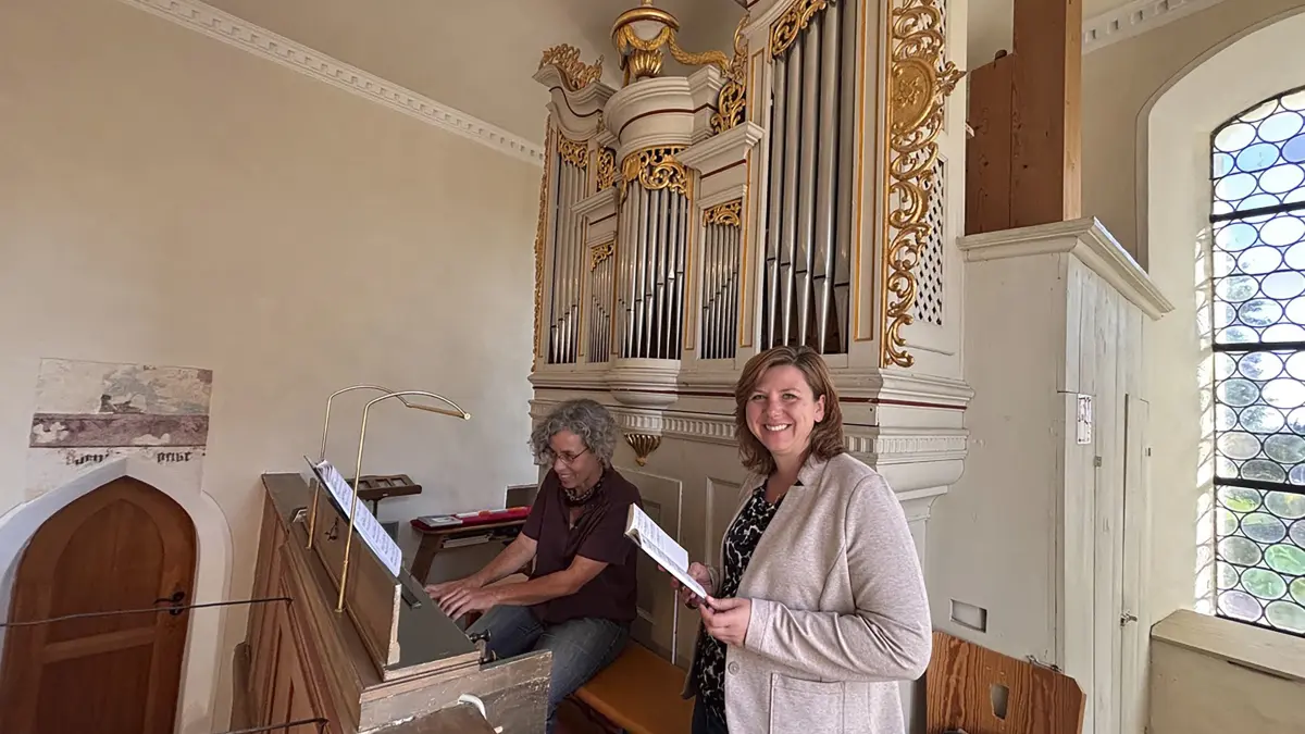Kirchengemeinde Nellingen - Dagmar Scheifele, Organistin und Sandra Baier, Pfarrerin - hier in der Oppinger Michaelkirche