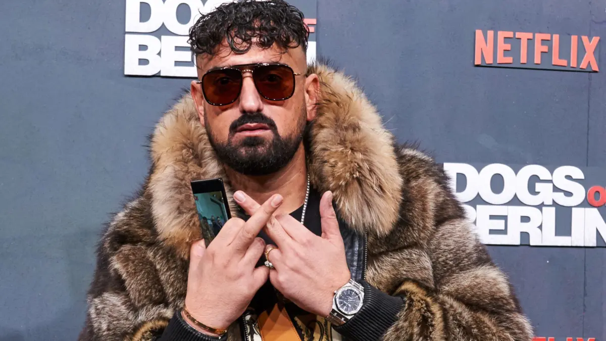 Rapper Aykut Anhan - alias Haftbefehl: Der Rapper Haftbefehl kommt zur Filmpremiere des Filmes «Dogs of Berlin» ins Kino International. (zu dpa: ««Ärztliche Aufsicht»: Konzerte von Haftbefehl abgesagt»)