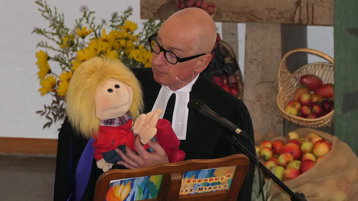 Viel geboten: Weinfest der evangelischen Kirchengemeinde Allmendingen-Schelklingen mit Entenrennen.