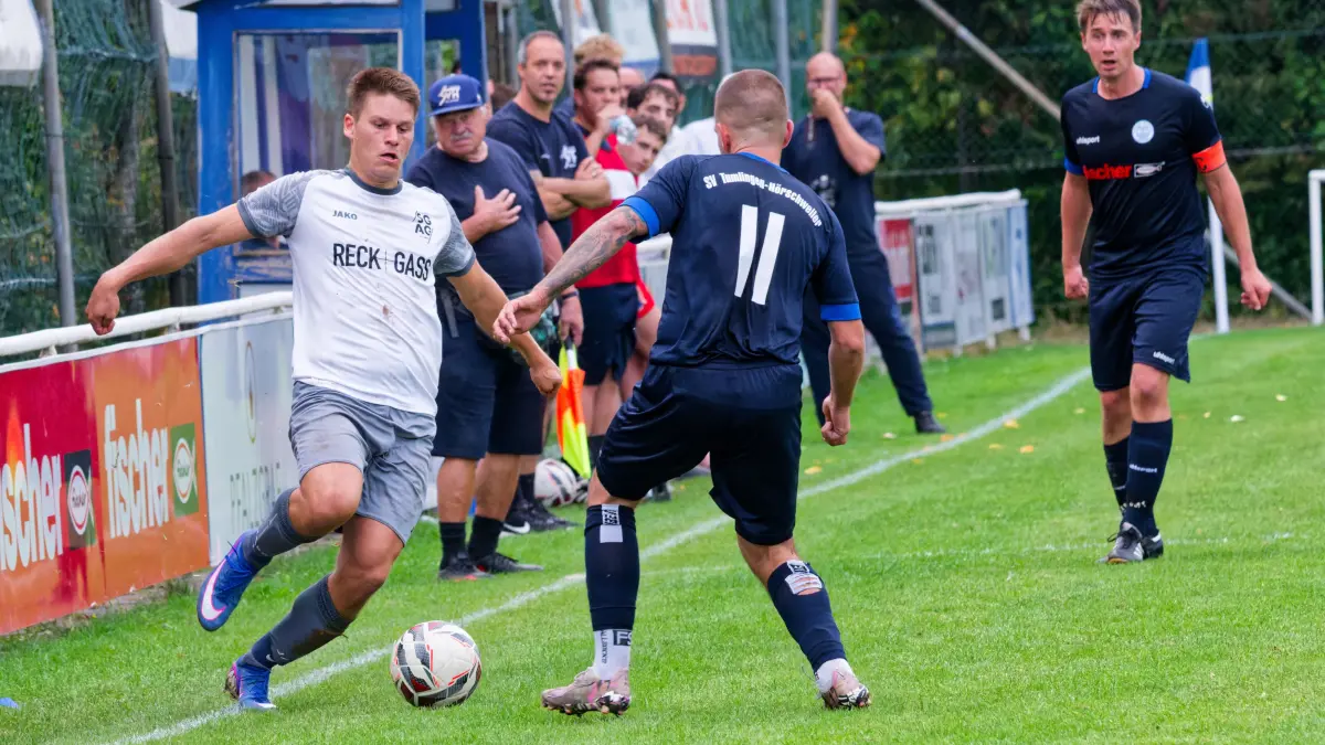 Marc Schleh (links) von der SG Altheim-Grünmettstetten ist in bestechender Form. Wie hier im Duell mit Matteo D’Avino (SV Tumlingen-Hörschweiler), scheut er auch im Eins-gegen-eins keinen Zweikampf.