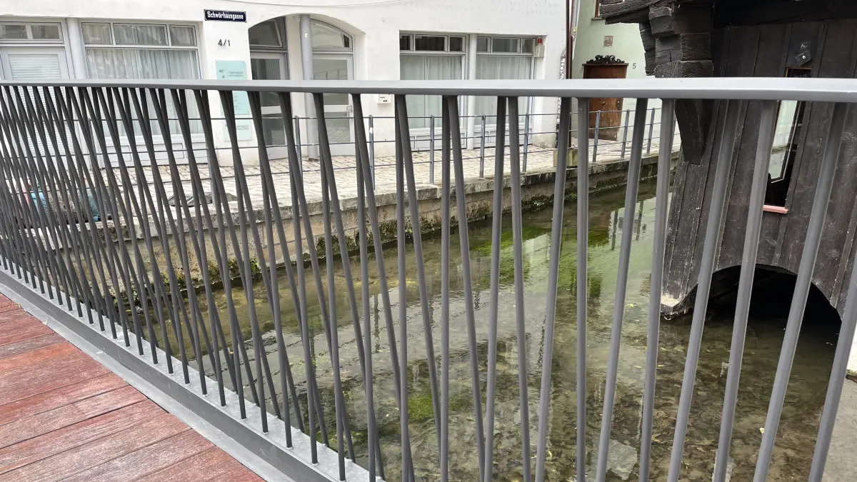 Neues Geländer über der Blaubrücke beim Schiefen Haus