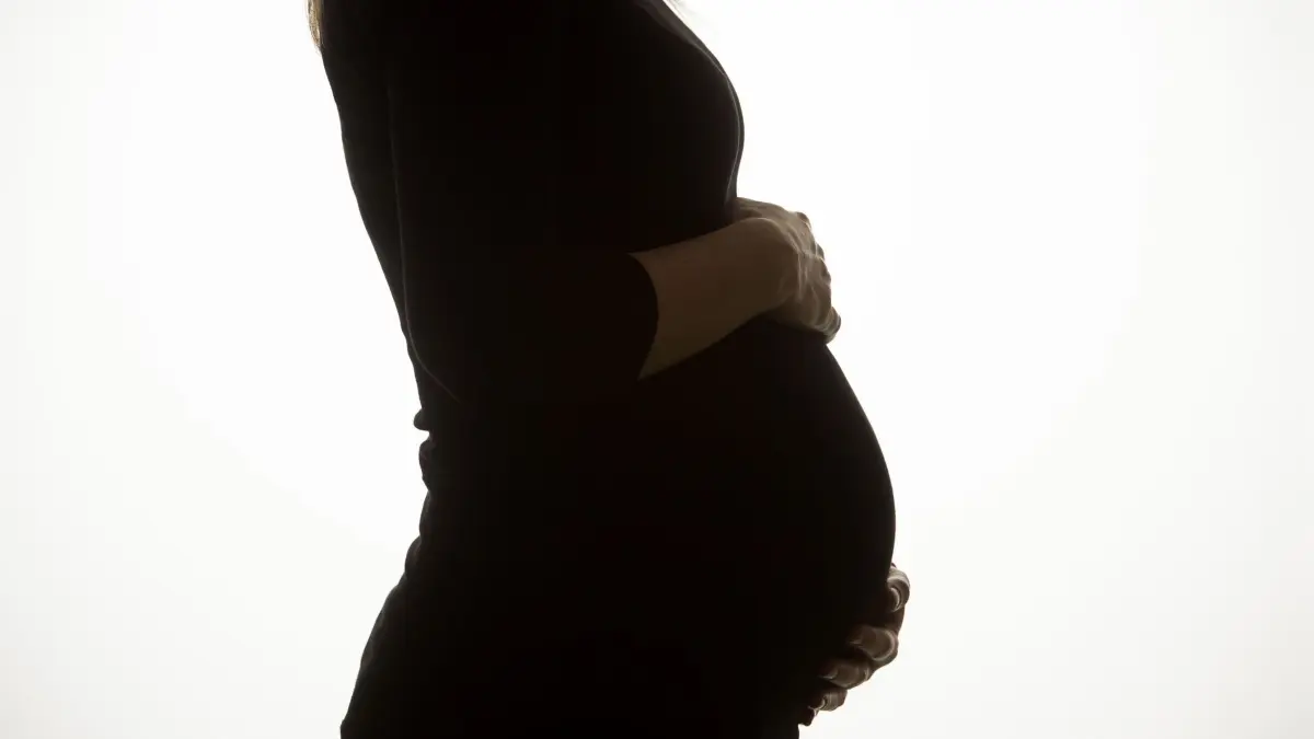 Eine schwangere Frau hält ihren Bauch: Weltweit kommen jedes Jahr fast zwei Millionen Babys tot zur Welt. Besonders betroffen sind Länder in Subsahara-Afrika. (zu dpa: «100 Millionen US-Dollar für Programm gegen Totgeburten»)