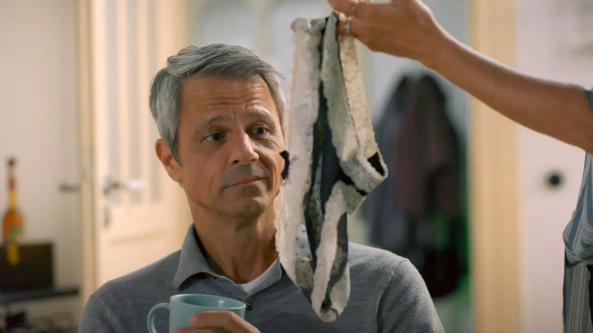 Fabiennes Slip sorgt bei Ute und Benedikt (Jens Hajek) für Irritationen.