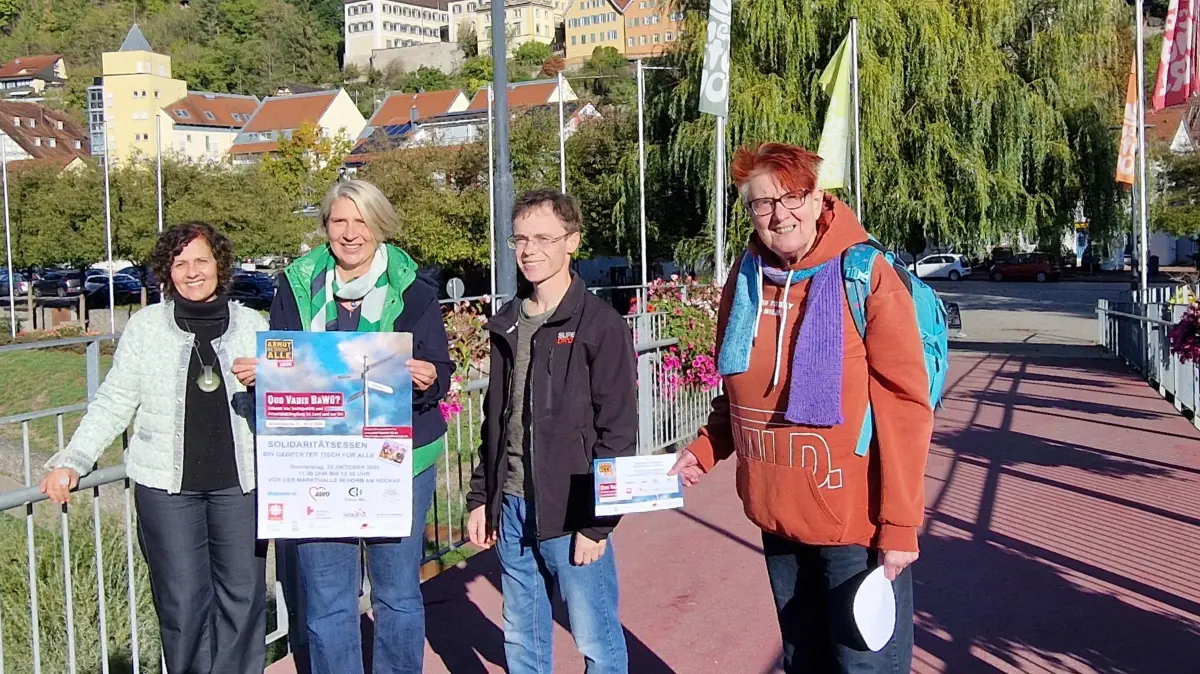 Ein starkes Netzwerk für den gesellschaftlichen Zusammenhalt (von links): Solange Kawlowski (Caritas), Elisabeth Wütz (Katholisches Dekanat), Benjamin Volz (Wohnungsnotfallhilfe) und Sibylle Klink (Awo Horb) wollen mit dem traditionellen Solidaritätsessen am Horber Flößerwasen ein Zeichen gegen Einsamkeit und soziale Isolation setzen.