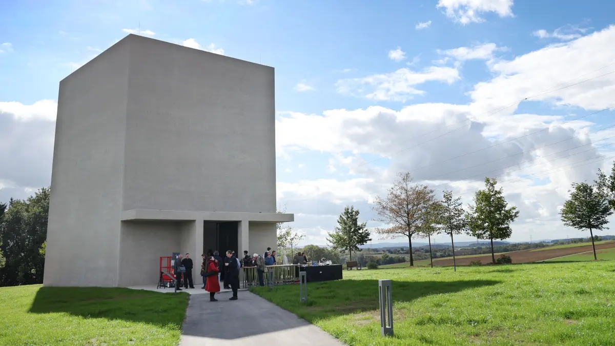 Präsentation des Anselm-Kiefer-Pavillons in Künzelsau-Gaisbach ... darin wird das Kunstwerk "Schwarze Flocken" gezeigt