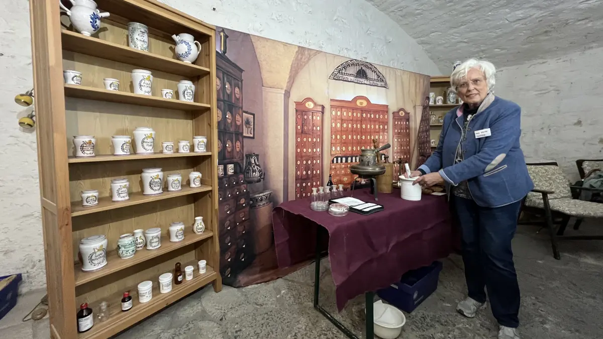 Irene-Franziska Maurer hält in der Wilhelmsburg die Geschichte des Ulmer Apothekerwesens wach.